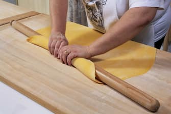 BOLOGNA. "LA VECCHIA SCUOLA BOLOGNESE" IN VIA MALVASIA, DIRETTA DA ALESSANDRA SPISNI. CORSI DI CUCINA. PREPARAZIONE DELLA SFOGLIA PER LE TAGLIATELLE. MATTARELLO.