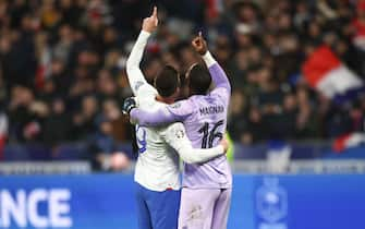 epa10541686 Olivier Giroud (L) and goalkepeer Mike Maignan (R) of France celebrate after winning the UEFA EURO 2024 qualification match between France and the Netherlands in Saint-Denis, France, 24 March 2023.  EPA/MOHAMMED BADRA