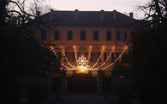 L'ingresso di  villa San Martino ad Arcore (MZ) dove si è svolto un  vertice  di Forza Italia organizzato da Silvio Berlusconi dopo l'esito del referendum costituzionale, 6 Dicembre 2016.
ANSA / MATTEO BAZZI