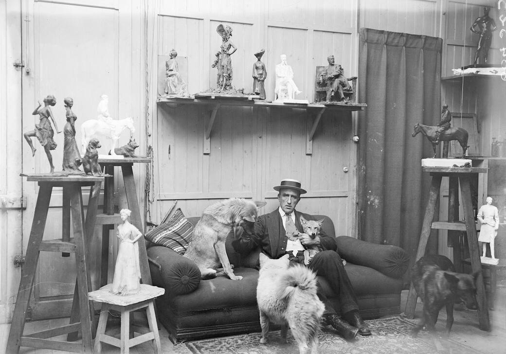 Albert Harlingue (1879-1963), Paul Troubetzkoy nel suo studio a Parigi con i suoi lupi, 1909-1914, Fotografia. Parigi, Bibliothèque historique de la Ville de Paris, collections Roger-Viollet © Albert Harlingue / Roger-Viollet