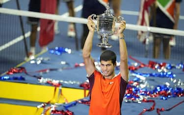 epa10179099 Carlos Alcaraz of Spain celebrates with the championship trophy after defeating Casper Ruud of Norway during the men's final match at the US Open Tennis Championships at the USTA National Tennis Center in Flushing Meadows, New York, USA, 11 September 2022. The US Open runs from 29 August through 11 September.  EPA/RAY ACEVEDO