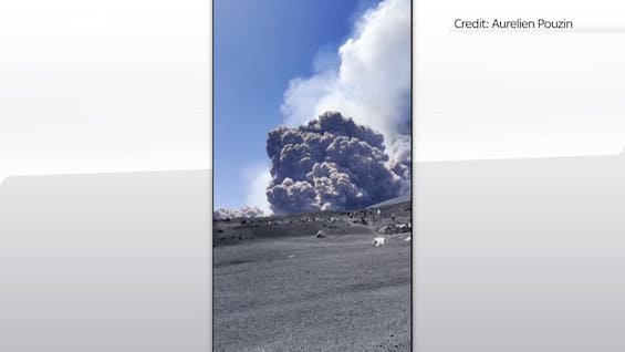 Eruzione Etna, crolla parte del cratere: alta nube di cenere Eruzione Etna, crolla parte del cratere: alta nube di cenere
