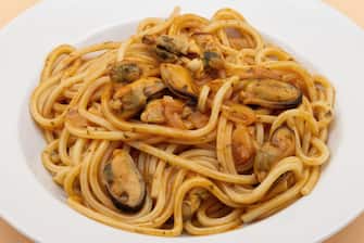 Linguine allo scoglio (linguine with seafood). Spaghetti allo scoglio (spaghetti with seafood). Traditional Italian pasta with mussels.