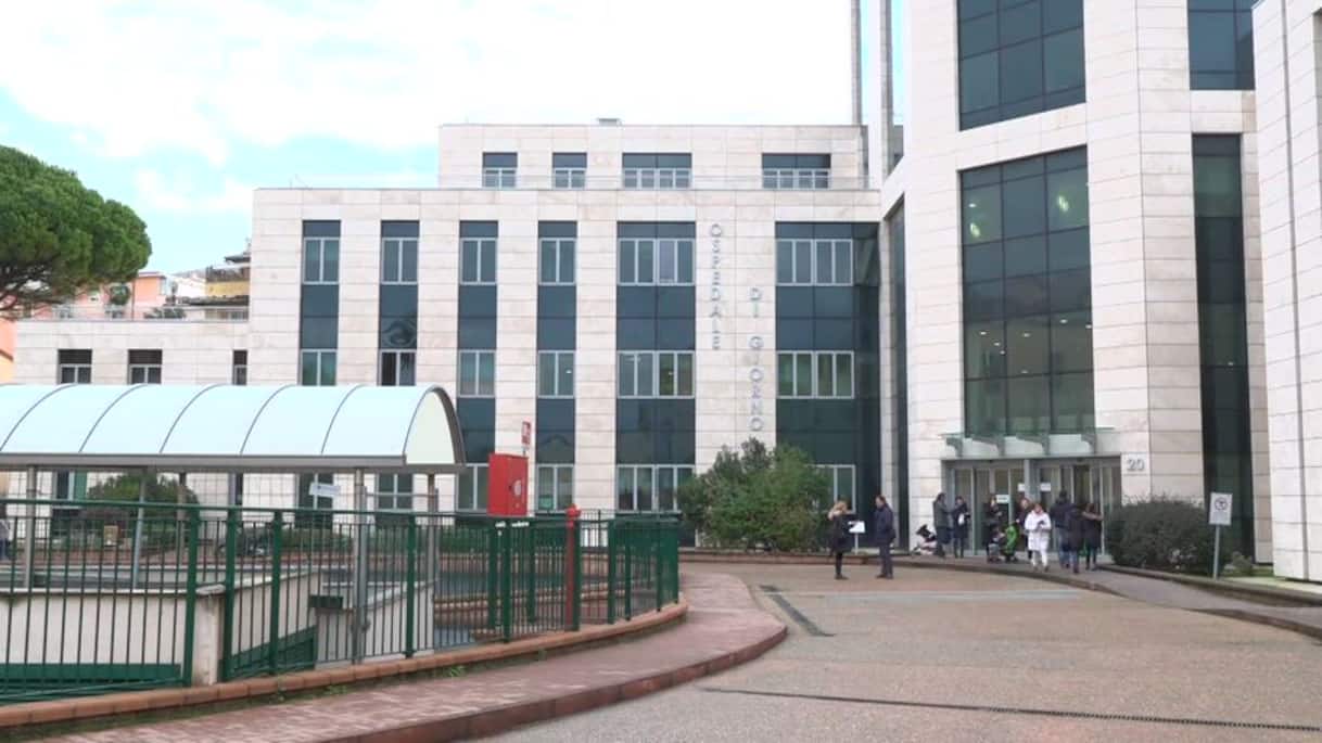 genova bambino caduto dal terrazzo a scuola si indaga per abbandono di minore