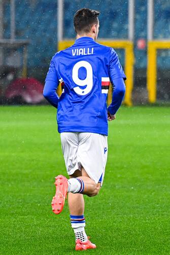 Sampdoria's Italian midfielder Valerio Verre pays respect to the late former Sampdoria s Italian forward Gianluca Vialli prior to kick-off in the Italian Serie A soccer match Uc Sampdoria vs Ssc Napoli at Luigi Ferraris stadium in Genoa, Italy, 8 January 2023. ANSA/STRINGER