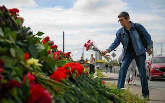 epa10817438 A woman brings flowers at an informal memorial next to the former 'PMC Wagner Centre' in St. Petersburg, Russia, 24 August 2023. An investigation was launched into the crash of an aircraft in the Tver region in Russia on 23 August 2023, the Russian Federal Air Transport Agency said in a statement. Among the passengers was Wagner chief Yevgeny Prigozhin, the agency reported.  EPA/ANTON MATROSOV
