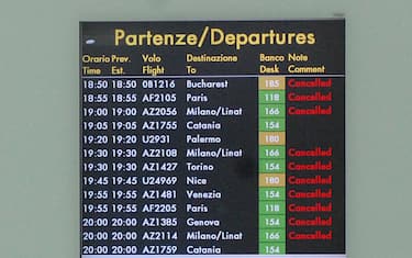 Fiumicino (Roma) - L'aeroporto riaperto dopo il blocco del traffico aereo deciso a causa della nube di cenere provocata dall'eruzione del vulcano islandese. Ancora numerosi voli cancellati e numerosi disagi per i passeggeri.