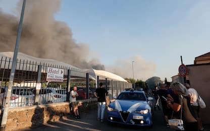 Maxi incendio a Roma, 60 persone evacuate e due intossicati. FOTO