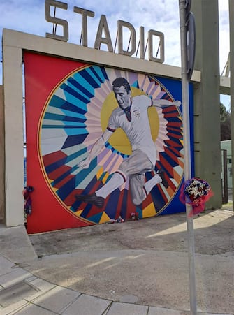 Fiori davanti al murale dedicato a Gigi Riva allo stadio Amsicora, lo stadio dello scudetto, Cagliari, 24 gennaio 2024. ANSA/FRIGO