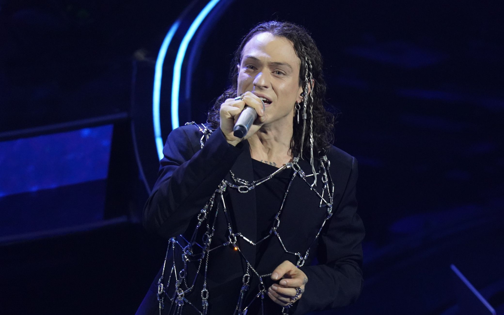 Irama, testo e significato del nuovo singolo Galassie Sky Tg24