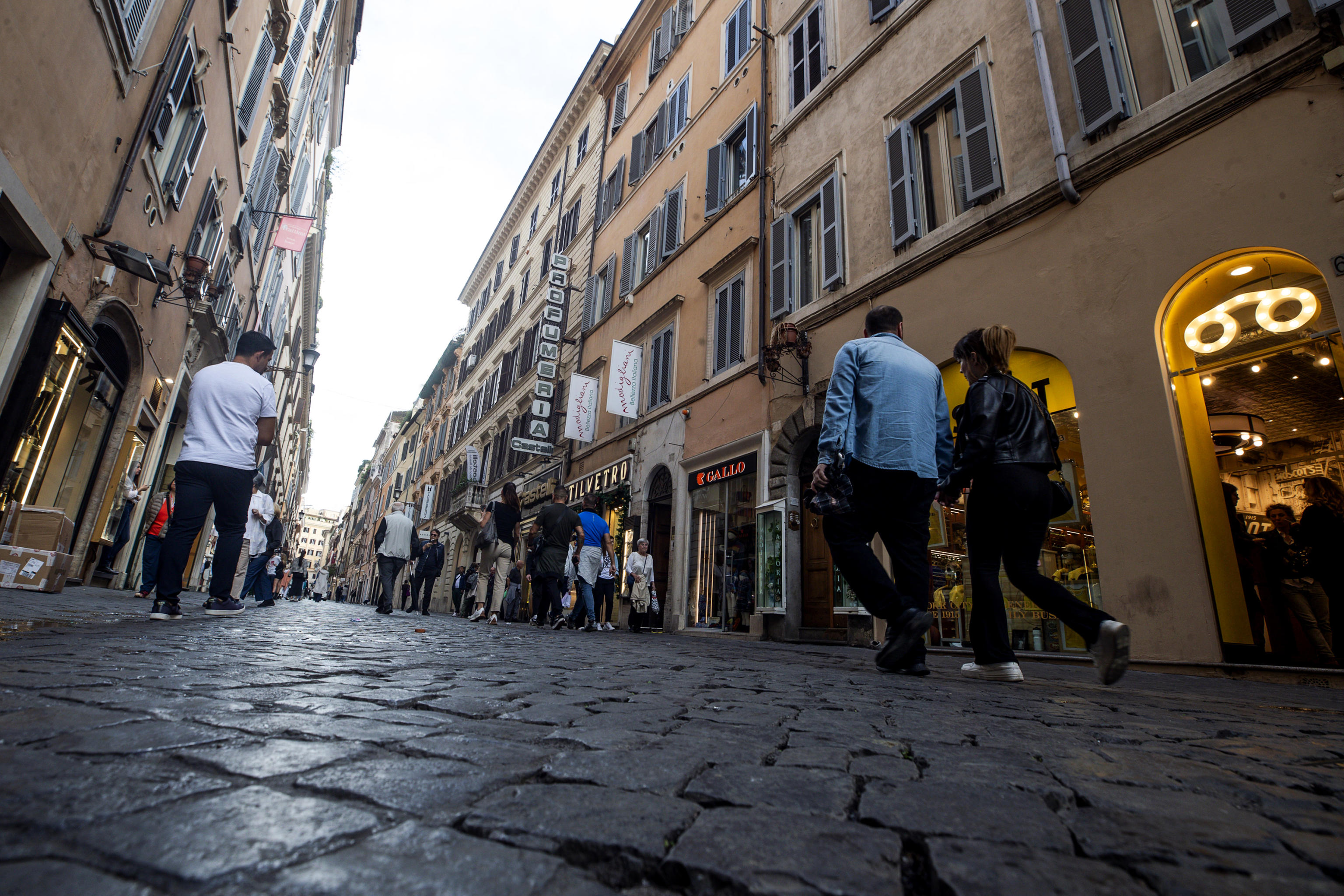 Via Frattina dove una donna in stato di gravidanza e' stata travolta da un cane rottweiler precipitato da un balcone, Roma, 27 ottobre 2023. ANSA/ANGELO CARCONI