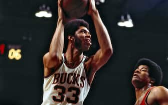 MILWAUKEE, WI - JANUARY 10: Kareem Abdul-Jabbar #33 of the Milwaukee Bucks shoots the ball over Wes Unseld #41 of the Baltimore Bullets on January 10, 1971 at the Milwaukee Arena in Milwaukee, Wisconsin. NOTE TO USER: User expressly acknowledges and agrees that, by downloading and/or using this photograph, user is consenting to the terms and conditions of the Getty Images License Agreement. Mandatory Copyright Notice: Copyright 1971 NBAE (Photo by Vernon Biever/NBAE via Getty Images)