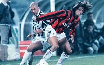 Il difensore del Milan Paolo Maldini contrastato dall'attaccante della Juventus, Gianluca Vialli (S), in una immagine del 25 febbraio 1996.
ANSA/LOBERA