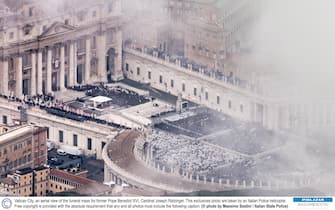 Vatican City - an aerial view of the funeral mass of former Pope Benedict XVI, Cardinal Joseph Ratzinger, at St. Peter’s Square with Pope Francis as presider 2023-01-05. This exclusive picture taken by an helicopter of the Italian Police. Free copyright only, at condition that it is captioned: © photo by Massimo Sestini courtesy of Italian State Police

Città del Vaticano - veduta aerea del funerale dell'ex Papa Benedetto XVI, Cardinale Joseph Ratzinger, presieduta da Papa Francesco in Piazza San Pietro 2023-01-05. Fotografia esclusiva scattata da un elicottero della Polizia italiana. Può essere utilizzata, a condizione che sia indicato nella didascalia: © Massimo Sestini/Polizia di Stato