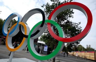 epa11495334 The Olympic Rings outside the South Paris Arena during the Paris 2024 Olympic Games, Paris, France, 25 July 2024. The arena will host the preliminary rounds of the Women and Men Olympic Handball competitions with the first matches in the Women competition played 25 July.  EPA/MOHAMMED BADRA