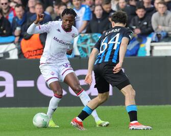 epa11327514 Kyriani Sabbe (R) of Brugge in action against Christian Kouame of Fiorentina during the UEFA Europa Conference League semi-finals, 2nd leg soccer match between Club Brugge and ACF Fiorentina, in Bruges, Belgium, 08 May 2024.  EPA/OLIVIER MATTHYS