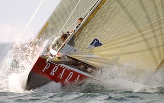 DT01 - 20021128 - AUCKLAND, NEW ZEALAND : Italian syndicate Prada's yacht 'Luna Rossa' (ITA-74) (R) leads Sweden's Victory Challenge yacht 'Orm' (SWE-73) (L) toward the third windward mark on the third day of racing in Quarter Final Repechage of the Louis Vuitton Cup in Auckland, Thursday 28 November 2002. Prada beat Victory by 51 seconds to go 3 - 0 up in the best of seven sudden death series. EPA PHOTO  AFPI / DEAN TREML /mc