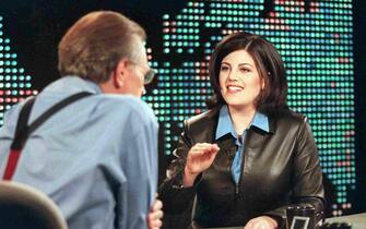 Monica Lewinsky (D) e Larry King (di spalle) in una foto d'archivio del 3 gennaio 2000. Larry King, conduttore del programma serale di interviste della CNN, chiudera' in autunno dopo 25 anni la sua trasmissione.
ANSA/GID