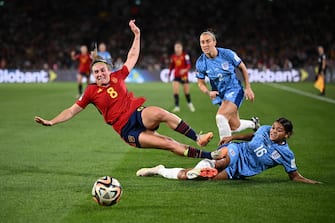 epa10809292 Salma Paralluelo of Spain is tackled by Jessica Carter of England during the FIFA Women's World Cup 2023 Final soccer match between Spain and England at Stadium Australia in Sydney, Australia, 20 August 2023.  EPA/DAN HIMBRECHTS  AUSTRALIA AND NEW ZEALAND OUT