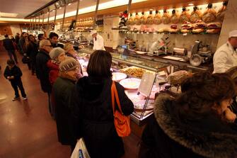 GENTE CHE FA ACQUISTI ALIMENTARI PER IL CENONE DI CAPODANNO, NELLA FOTO PECK