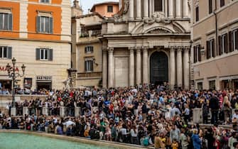 Hundreds of tourists visit the Trevi Fountain in the center of Rome during the Easter holidays, in Rome, Italy, 30 March 2024.
ANSA/LUCIANO DEL CASTILLO