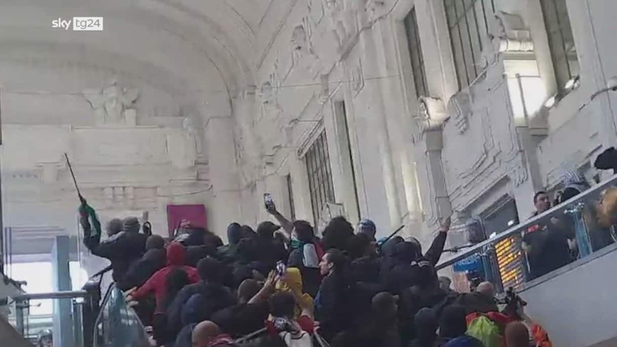 scontri a milano tra corteo pro gaza e polizia alla stazion
