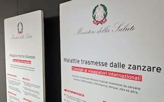 I totem in italiano ed in inglese del ministero della Salute presenti da diversi mesi all'aeroporto di Fiumicino che riportano consigli ai viaggiatori internazionali sulle malattie trasmesse dalle zanzare, con raccomandazioni comportamentali da adottare prima di partire, all'arrivo nel Paese di destinazione e poi al ritorno in Italia, 14 febbraio 2024.
ANSA/ TELENEWS