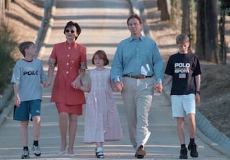 A39-2.8.97-SAN GIMIGNANO-POL: VACANZE: BLAIR, LA POLITICA NON SI ADDICE AL CHIANTISHIRE. Il leader laburista Tony Blair con la moglie e i figli appena arrivato a San Gimignano nella Val d' Elsa senese, dove trascorrera' alcuni giorni di vacanza.      PRESS PHOTO  / ANSA / LI