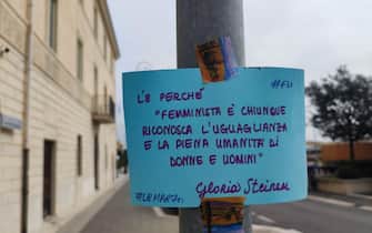 -In occasione della "Giornata Internazionale della Donna", questa mattina la città di Fiumicino, su iniziativa di Femminile Universale, si e' svegliata con strade e muri di ogni parte del Comune tappezzati con biglietti colorati con frasi e citazioni sui diritti delle donne. Due recitano "Le donne appartengono ad ogni luogo dove vengono prese le decisioni. Non dovrebbe essere un'eccezione (R.B. Ginsburg)"; "L'8 perché l'unica nostalgia che ho e' quella del futuro". "Lo scorso anno una tempesta di messaggi aveva travolto le vie di Fiumicino in occasione della Giornata Internazionale della Donna, avvolgendo la Città con anonimi biglietti che parlavano di bellezza, cultura, tutele ed equità: quest'anno strade e muri sono tornati a colorarsi di parole, in un racconto collettivo di diritti e di giustizia", spiega Femminile Universale che ha dato appuntamento alle 11, al mercato settimanale di via Foce Micina, per un'assemblea pubblica e per un flash mob con letture ad alta voce per "costruire insieme un futuro libero da violenze, discriminazioni e ingiustizie: una Città viva, libera e giusta parla con la voce di tutte e di tutti". Questa sera, inoltre, a Fiumicino, il Ponte mobile Due Giugno, sul Tevere, e la Fontana di Piazza Grassi si accenderanno di giallo. Un gesto simbolico per ribadire il valore della libertà, e un messaggio di rispetto nei confronti di tutte le donne che con coraggio e determinazione hanno combattuto per vedere riconosciuti i propri diritti. L'illuminazione speciale, promossa dall'Amministrazione Comunale, vuole essere "anche un invito alla riflessione sull'importanza di un futuro dove parità, rispetto e uguaglianza siano realtà e non solo parole".
ANSA/ TELENEWS