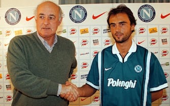 L'allenatore del Napoli, Carlo Mazzone, con il nuovo acquisto Giuseppe Giannini in una immagine del 21 ottobre 1997.
ANSA/CIRO FUSCO