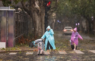 Il tifone Bebinca si abbatte su Shanghai, migliaia di persone evacuate