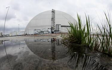 epaselect epa09781709 (FILE) - New Safe Confinement covering the 4th block of Chernobyl Nuclear power plant in Chernobyl, Ukraine, 15 April 2021 (Reissued 24 February 2022). Ukrainian President Volodymyr Zelenskyy tweeted on 24 February that Russian forces are attempting to seize control of the Chernobyl nuclear power plant.  EPA/OLEG PETRASYUK *** Local Caption *** 56828889