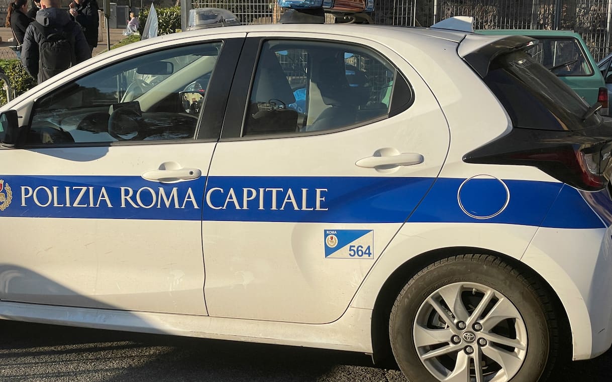 Roma, crolla una parte della Torre dei Conti ai Fori Imperiali: ferito un operaio Roma, crolla una parte della Torre dei Conti ai Fori Imperiali: ferito un operaio