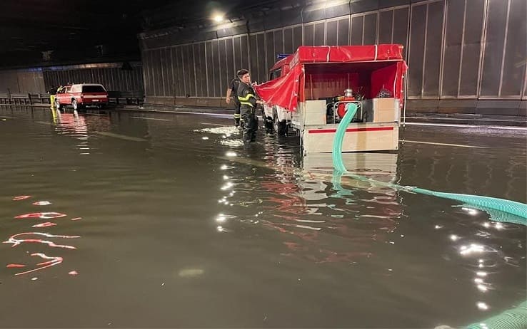 CARDINI LECCO E BRIANZA = MALTEMPO SI ABBATTE SU LECCO E PROVINCIA - FORTI PIOGGE E GRANDINE - INTERVENTI DEI VIGILI DEL FUOCO - ALLAGAMENTO TUNNEL ATTEVERSAMENTO DI LECCO -  8-9-2022