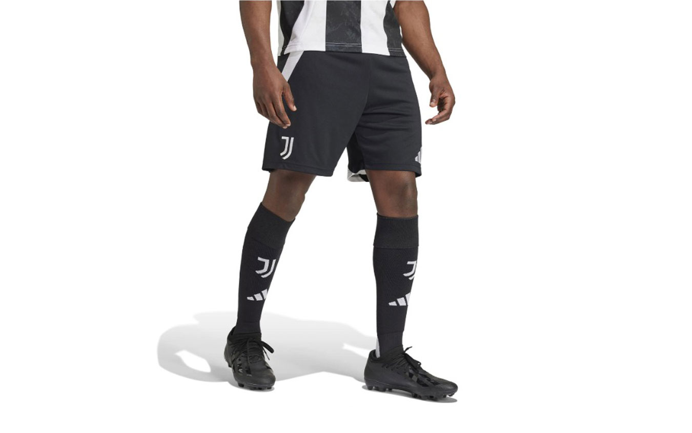 Juve, nuova maglia 2024 2025 presentata ufficialmente. Foto Sky Sport