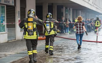 Foto Valentina Stefanelli /LaPresse
2 Giugno 2023 Roma, Italia - Cronaca -Roma, Incendio in palazzo in ristrutturazione in via Edoardo D' Onofrio Colli Aniene. Nella foto l'intervento dei Vigili del Fuoco e delle Forze dell'ordine