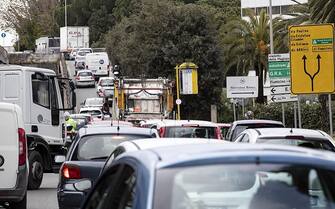 Traffico in via Cristoforo Colombo, all'altezza della rampa per la Roma-Fiumicino, a causa della chiusura di alcune strade in vista della gara di sabato del campionato do Formula E, Roma, 11 aprile 2019. ANSA/MASSIMO PERCOSSI