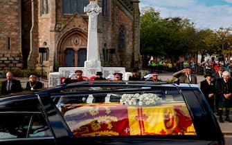 La salma davanti alla chiesa di Ballater
