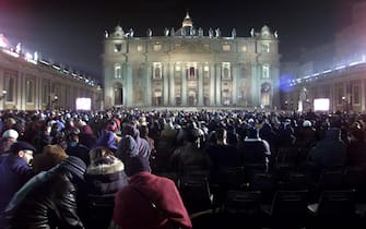 Giubileo 2000 Una panoramica di piazza San Pietro gremita dai fedeli durante la cerimonia di apertura della Porta Santa che inaugurera' il Giubileo del 2000, 25 dicembre 1999 ALESSANDRO BIANCHI/ANSA