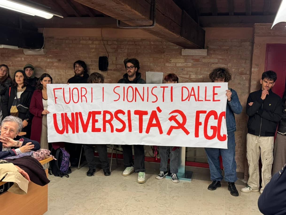 Venezia, attivisti pro Gaza impediscono incontro di Fiano a Ca Venezia, attivisti pro Gaza impediscono incontro di Fiano a Ca