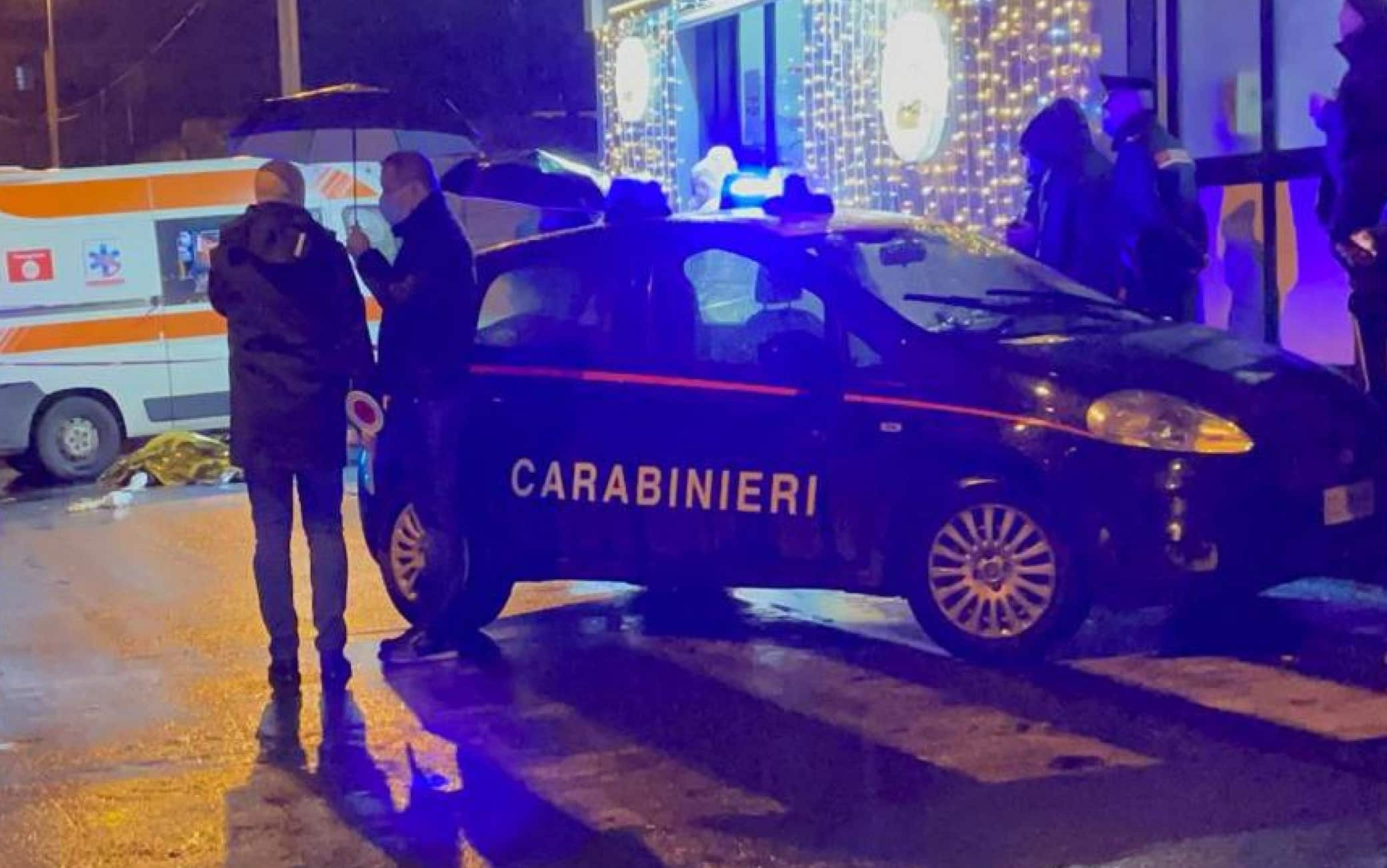 Carabinieri sul luogo dove una donna di 27 anni è stata uccisa questa sera nel rione Lineri di Catania, 11 dicembre 2021. La vittima è stata assassinata con diversi colpi di arma da fuoco mentre era in strada. Sul posto sono intervenuti i carabinieri del comando provinciale che hanno avviato le indagini. ANSA