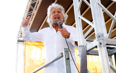 Beppe Grillo durante la manifestazione organizzata dal Movimento 5 Stelle contro il lavoro precario Basta Vite Precarie, Roma 17 giugno 2023.
ANSA/FABIO FRUSTACI