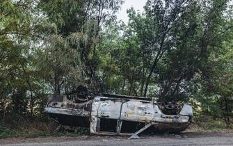 Paraskoviivka, UKRAINE - JUL 25: A burnt-out car on the road to Siversk in Paraskoviivka, Donetsk Oblast, Ukraine on July 25, 2022. (Photo by Diego Herrera Carcedo/Anadolu Agency via Getty Images)
