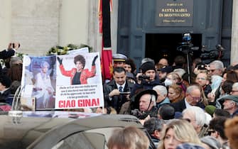Un momento dei funerali di Gina Lollobrigida nella chiesa degli Artisti, in piazza del Popolo a Roma, 19 gennaio 2023. ANSA/FABIO FRUSTACI