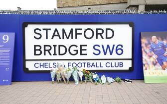 Flowers and tributes for Gianluca Vialli at Chelsea's Stamford Bridge ground, London, following the announcement of the death of the former Italy, Juventus and Chelsea striker who has died aged 58 following a lengthy battle with pancreatic cancer. Picture date: Friday January 6, 2023.
