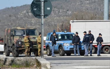 In Slovenia sono iniziati i controlli alla frontiera con l'Italia, e l'ingresso di persone è consentito solo ai cittadini sloveni o ai possessori di un permesso di residenza permanente o temporanea, 11 marzo 2020.   ANSA/MAURO ZOCCHI