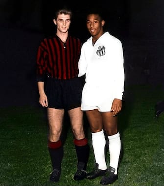 MILAN, ITALY - MARCH 01: Gianni Rivera of AC Milan and  Pele of Santos during the Coppa Interconinetale match between AC Milan and Santos at Stadio San Siro on August 16, 1963 in Milano, Italy. (Photo by Alessandro Sabattini/Getty Images)