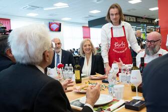 Il Presidente della Repubblica Sergio Mattarella a Monza al nuovo ristorante  PizzAut , in occasione della Giornata mondiale per la consapevolezza sull autismo, 02 aprile 2023.
ANSA/ UFFICIO STAMPA QUIRINALE/ FRANCESCO AMMENDOLA
+++ ANSA PROVIDES ACCESS TO THIS HANDOUT PHOTO TO BE USED SOLELY TO ILLUSTRATE NEWS REPORTING OR COMMENTARY ON THE FACTS OR EVENTS DEPICTED IN THIS IMAGE; NO ARCHIVING; NO LICENSING +++ NPK +++