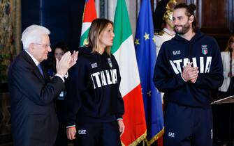 La cerimonia al Quirinale Il Presidente della Repubblica Sergio Mattarella (S) Arianna Errigo (C) e Gianmarco Tamberi durante la cerimonia di restituzione della Bandiera degli atleti italiani di ritorno dai Giochi Olimpici e Paralimpici di Parigi 2024, Quirinale, Roma 23 settembre 2024. ANSA/FABIO FRUSTACI