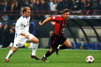 MILAN, ITALY - APRIL 06: Andriy Shevchenko of AC Milan runs past Esteban Cambiasso of Inter Milan during the UEFA Champions League Quarter Final 1st Leg match between AC Milan and Inter Milan at the Stadio Giuseppe Meazza on April 6, 2005 in Milan, Italy. (Photo by Etsuo Hara/Getty Images)